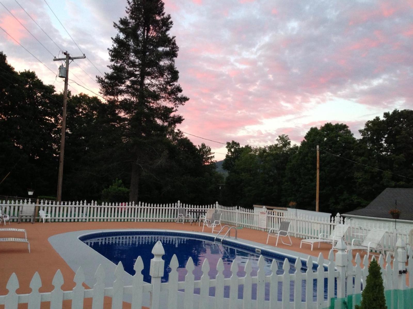 Four Winds Country Motel